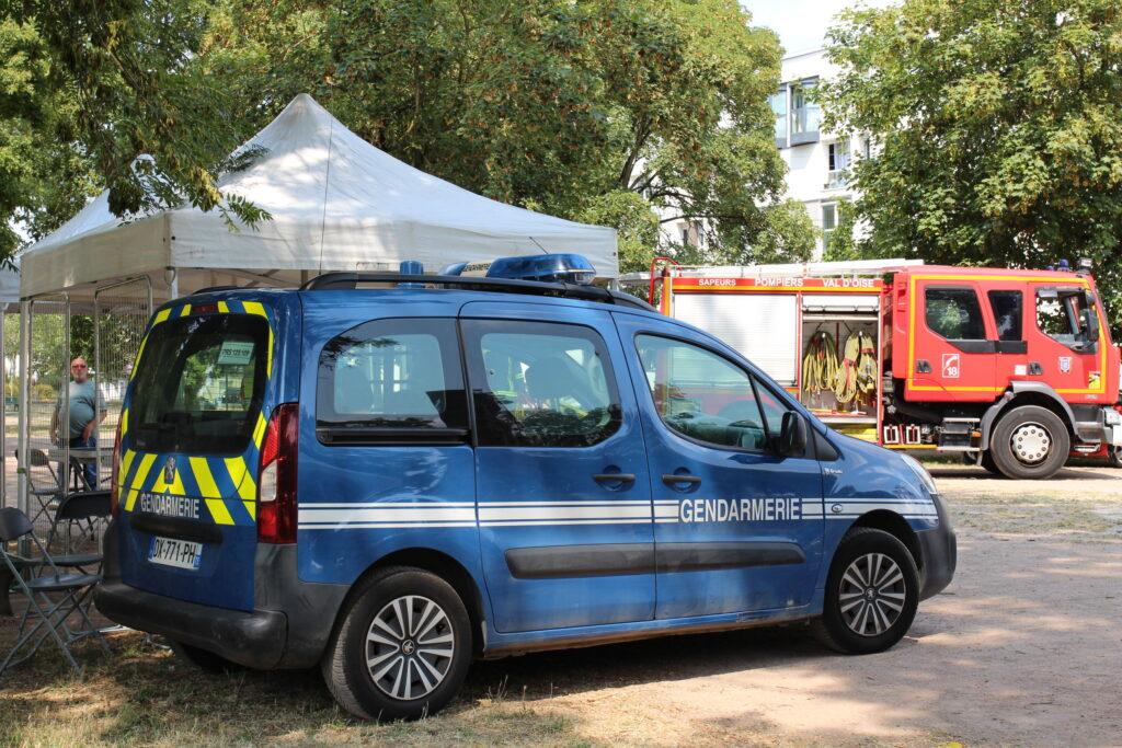Camion bleu des gendarmes et camion rouges des pompiers de Persan