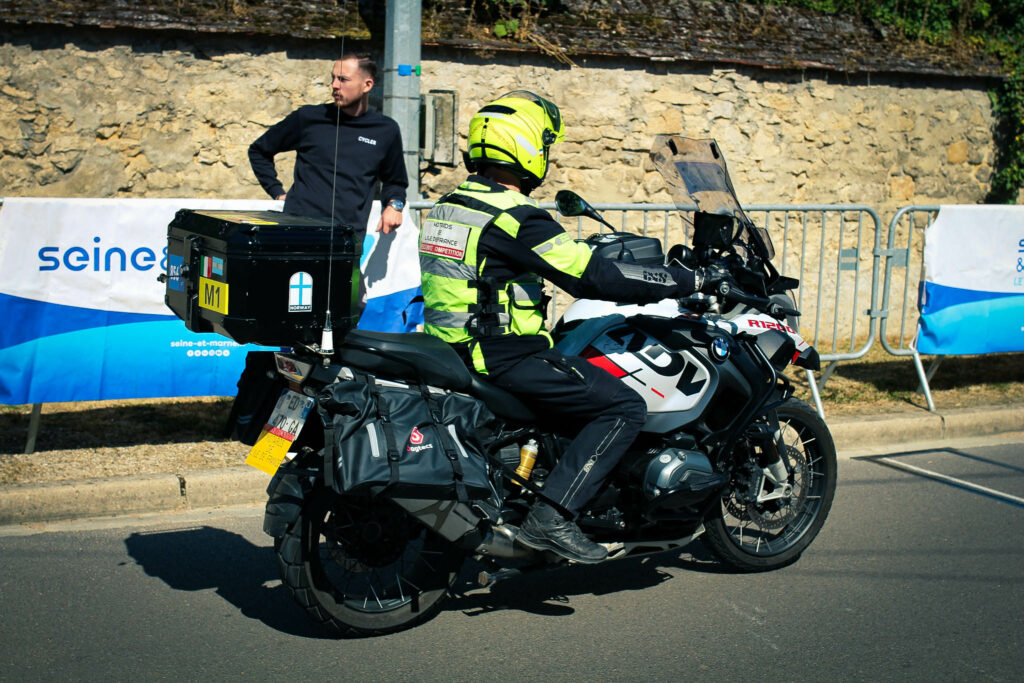 Policier sur sa moto pour assurer la sécurité pour de tel événement 