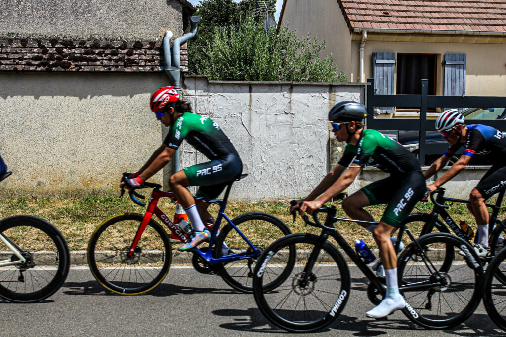 Cyclises catégorie U17 pendant la couse de vélo