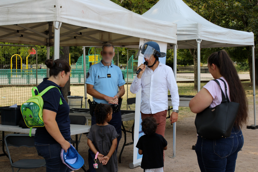 Enfant avec le personnelle gendarme et notre speaker qui anime l'événement