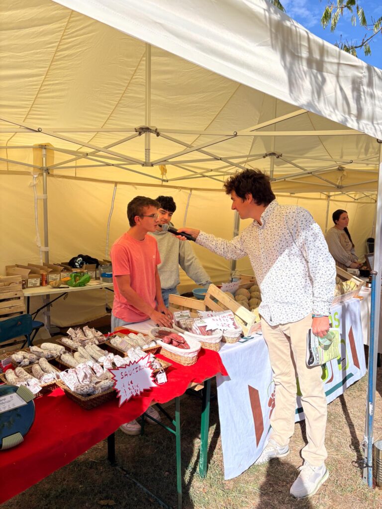 Un des stand qui vend du saucissons à la fête st Louis 